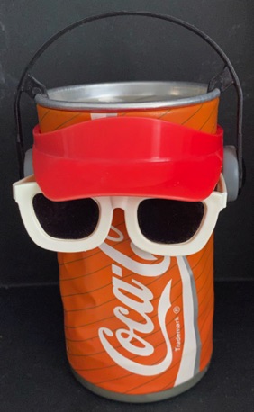 26146-1 € 10,00. coca cola dansend bloike witte bril zonnenklepo en koptelefoon.jpeg